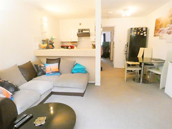 1 Bedroom Flat To Rent In Ground Floor Flat Pavilion Way, Edgware, HA8