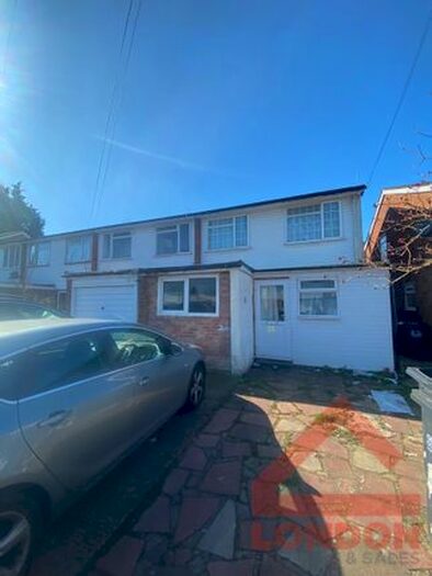 Studio To Rent In Willow Wood Crescent, London SE25