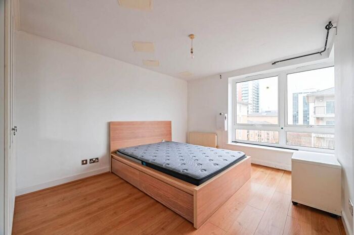 1 Bedroom Flat For Sale In Newport Avenue, Canary Wharf, Tower Hamlets, London, E14
