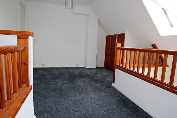 1 Bedroom Flat For Sale In Colburn Crescent, Guildford, Surrey, GU4