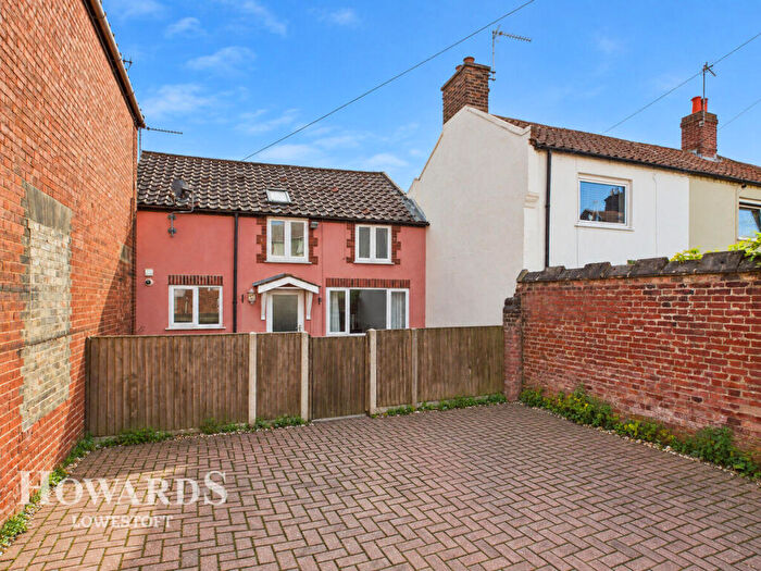 2 Bedroom Terraced House For Sale In Church Road, Lowestoft, NR32