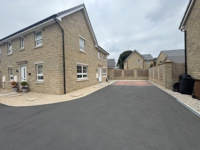 3 Bedroom Semi-detached House For Sale In Reservoir View, Wakefield, WF3