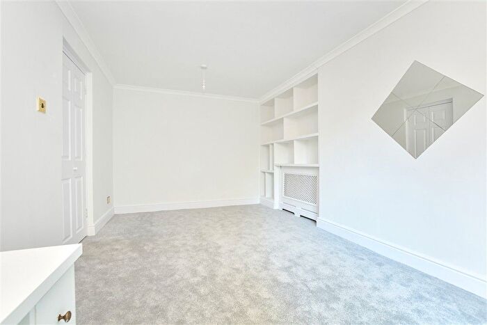 2 Bedroom Maisonette For Sale In Cavendish Road, Sutton, Surrey, SM2