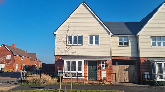 3 Bedroom Semi-Detached House To Rent In Bramley Road, Aylesbury, HP18