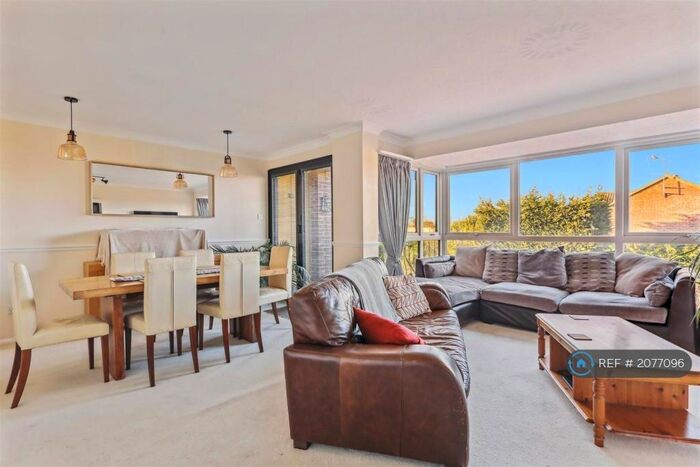 3 Bedroom Flat To Rent In Longfield House, Twyford, Reading, RG10