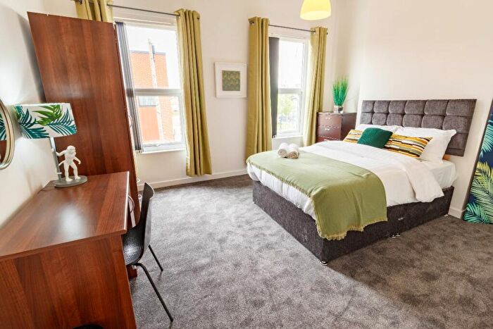 3 Bedroom Terraced House To Rent In Wedgewood St, Kensington, L7