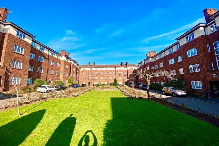 3 Bedroom Flat To Rent In Brent Street, London, NW4