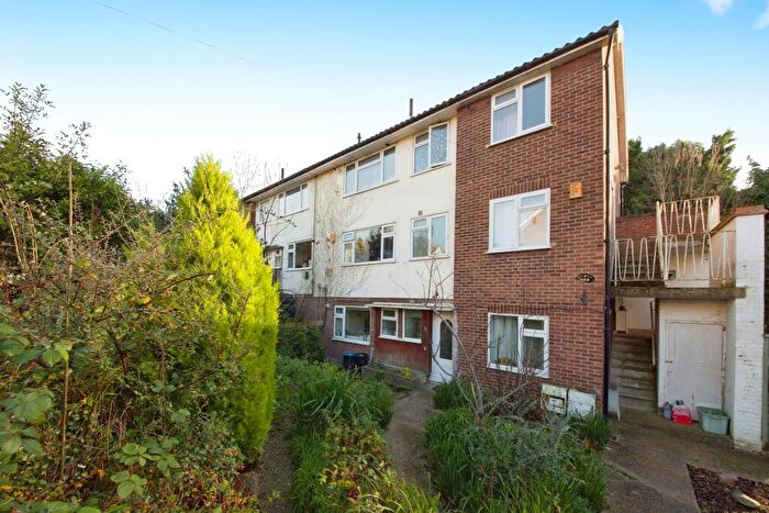 2 Bedroom Flat To Rent In Grange Close, Woodford., IG8