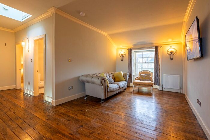 2 Bedroom Flat To Rent In East Broughton Place, New Town, Edinburgh, EH1