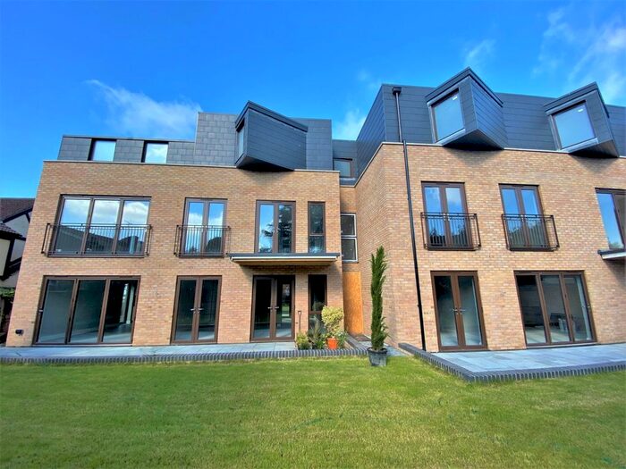 2 Bedroom Flat For Sale In High Road, South Benfleet, Essex SS7