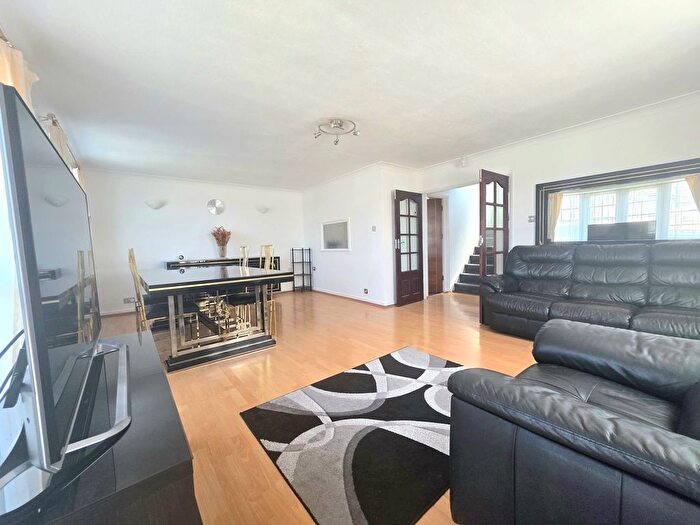 4 Bedroom Detached House For Sale In Bengarth Drive, Harrow, HA3