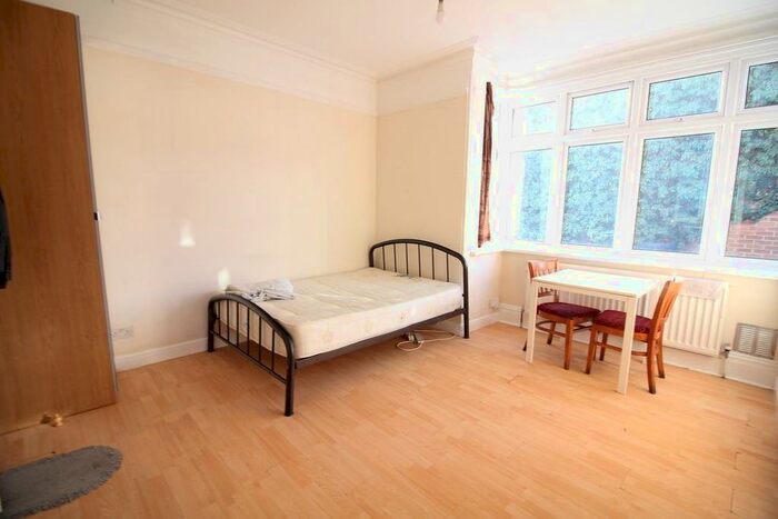 Studio To Rent In Hanworth Road, Hounslow, TW4
