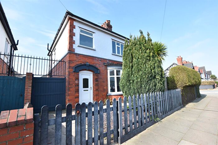 3 Bedroom Semi Detached House For Sale In Heneage Road, Grimsby, DN32