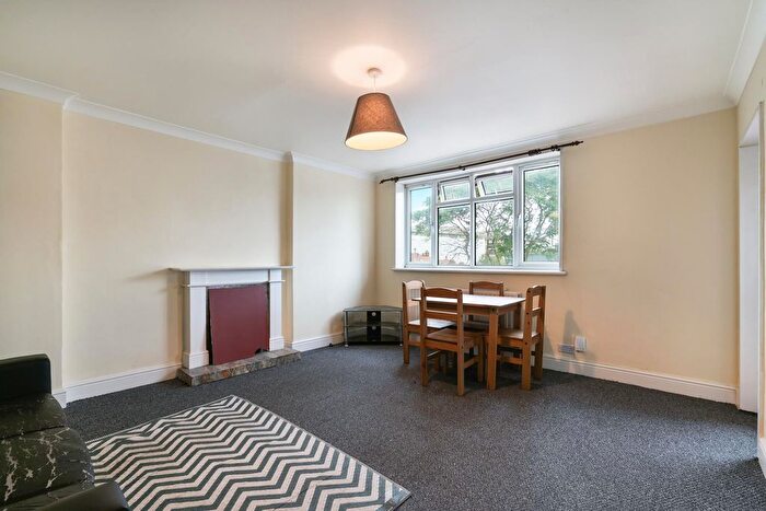 3 Bedroom Flat For Sale In St Pauls House, Brentford, London, TW8