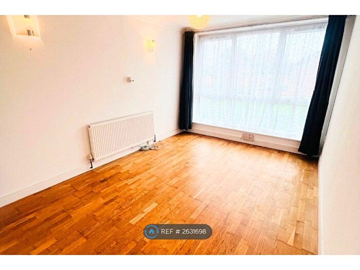 2 Bedroom Flat To Rent In The Triangle, Poole, BH16