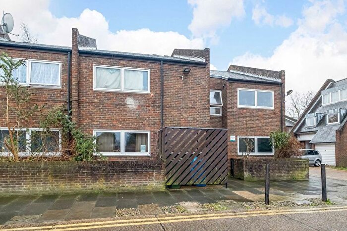 1 Bedroom Flat To Rent In Barton Close, Nunhead, SE15