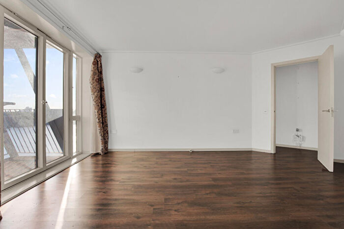1 Bedroom Flat For Sale In Hutchings Street, E14