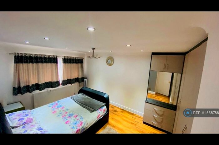 4 Bedroom Semi-Detached House To Rent In Silverdale Road, Earley, Reading, RG6