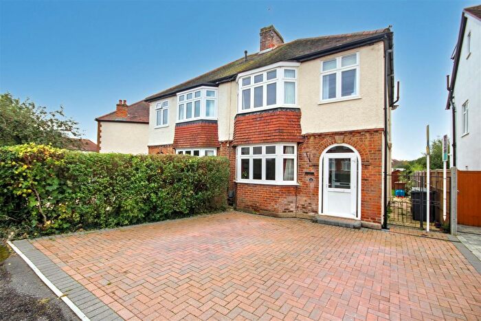 3 Bedroom Property To Rent In Peterborough Road, Guildford, GU2