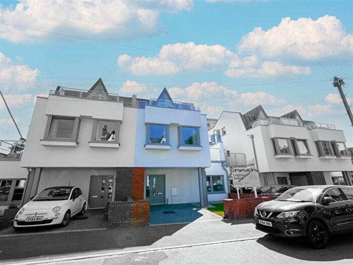 3 Bedroom Terraced House For Sale In Leighton Avenue, Leigh-On-Sea, SS9