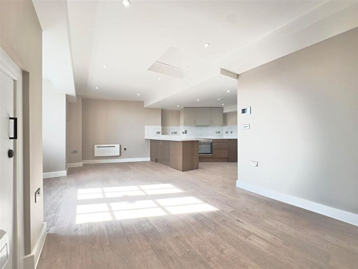 2 Bedroom Flat To Rent In London Road, Twickenham, TW1