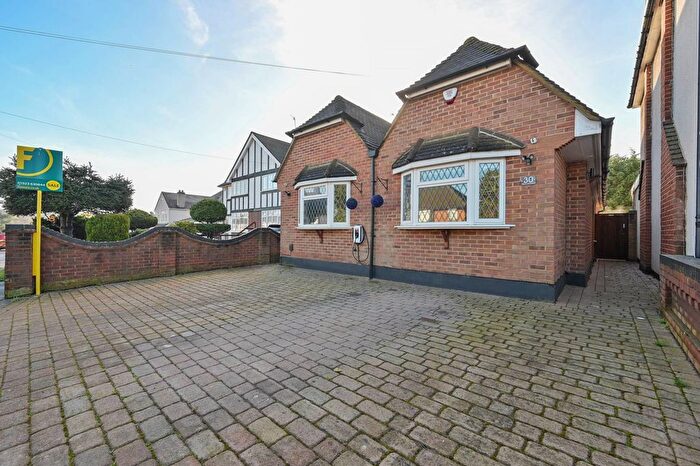 4 Bedroom Detached House For Sale In Bucknalls Lane, Watford, Garston, WD25
