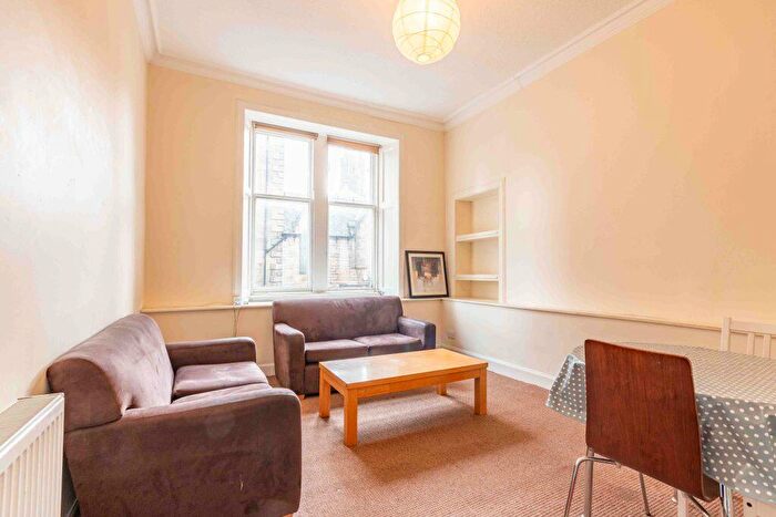 3 Bedroom Flat To Rent In Lt – West Nicolson Street, Edinburgh, EH8