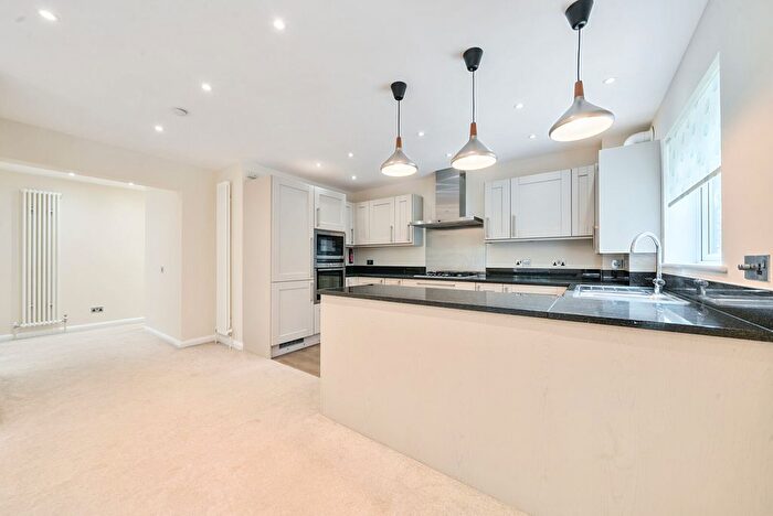 2 Bedroom Flat To Rent In Barrington Lodge, Princes Road, Weybridge, KT13