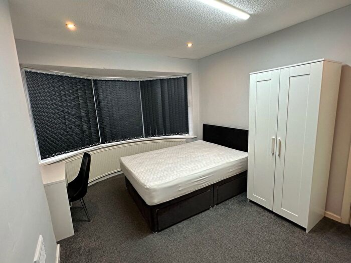 6 Bedroom Semi-Detached House To Rent In Crescent Range, Manchester, M14