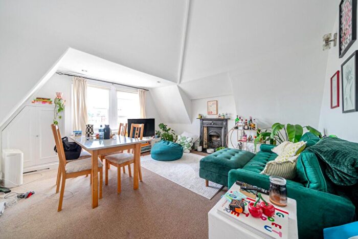2 Bedroom Flat To Rent In Culverden Road, Balham, London, SW12