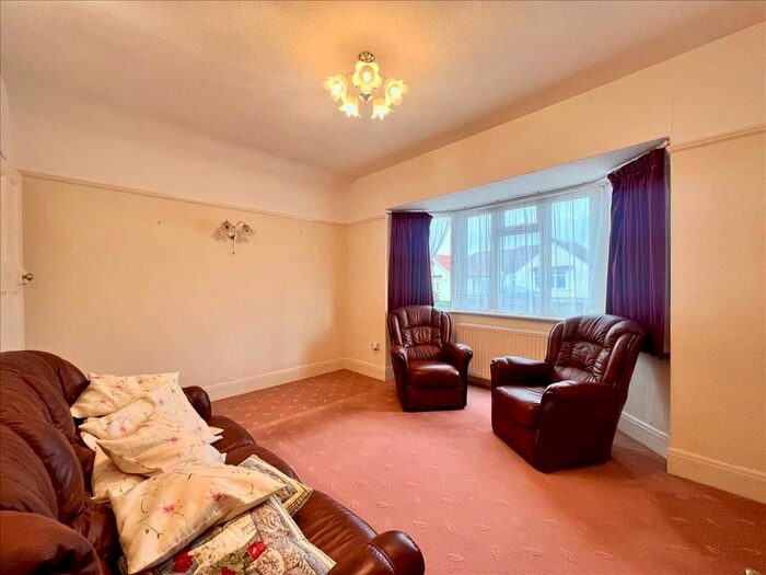 2 Bedroom Bungalow For Sale In Highlands Estate, Leigh On Sea, Essex, SS9