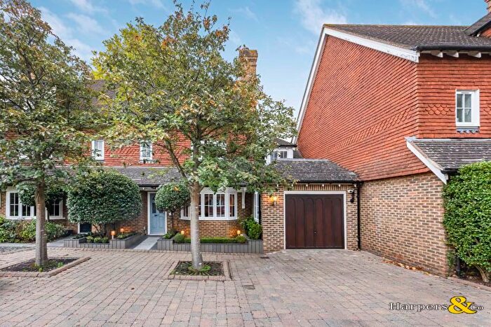 5 Bedroom Semi-detached House For Sale In Andrews Place, Dartford, DA2