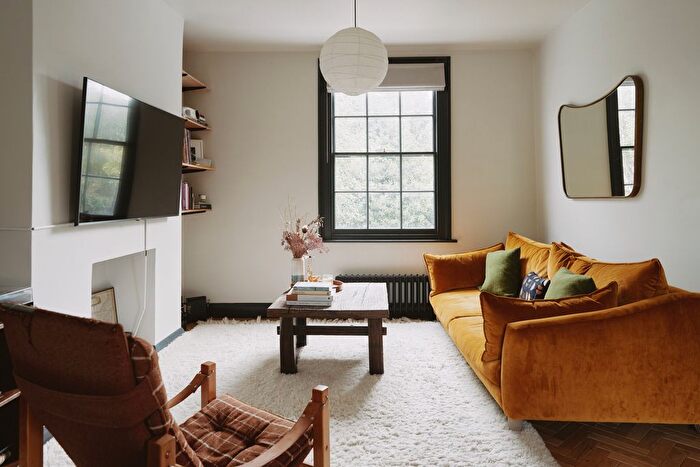3 Bedroom Maisonette For Sale In Buckingham Road Ii, London, N1