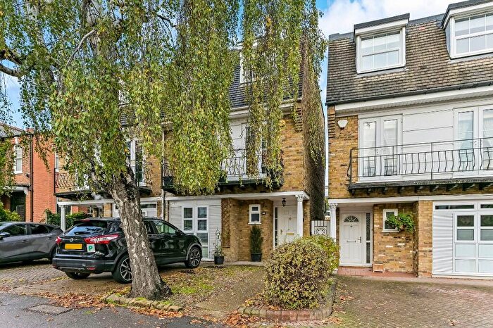 4 Bedroom Semi-Detached House To Rent In Churchfields, London, E18