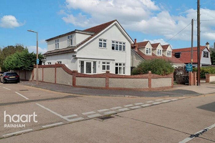 4 Bedroom Detached House For Sale In Parsonage Road, Rainham, RM13