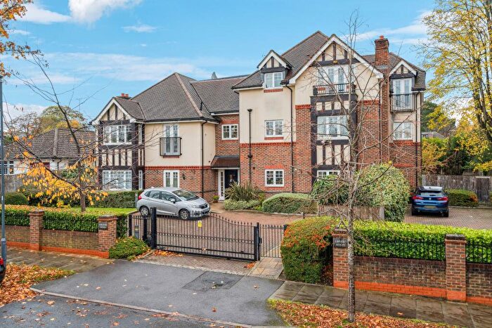 2 Bedroom Flat For Sale In The Avenue, Hatch End, Pinner, HA5