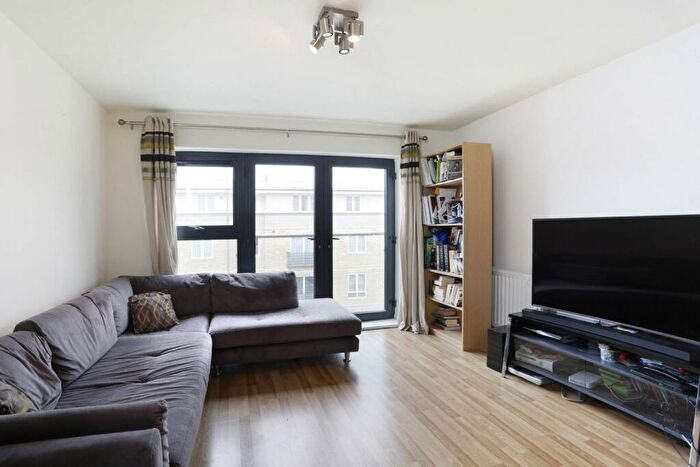 2 Bedroom Flat To Rent In Windsor Court, Mile End, London, E3