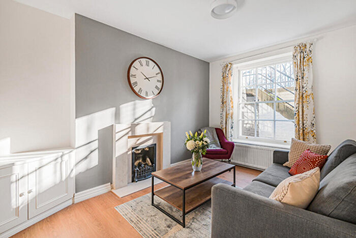 2 Bedroom Flat To Rent In Myddelton Square, London, EC1R