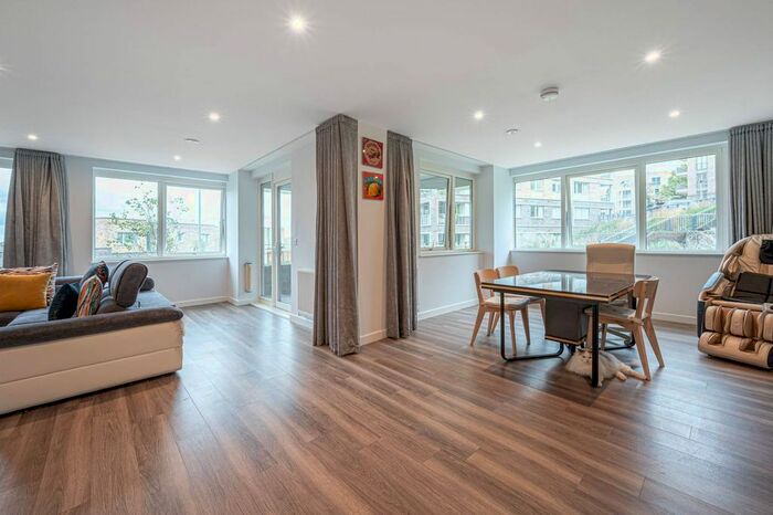 3 Bedroom Flat To Rent In Medawar Drive, Mill Hill East, London, NW7