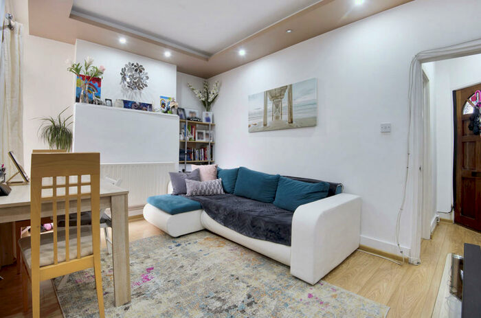 2 Bedroom Flat To Rent In Marvels Lane, London, SE12
