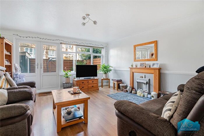 3 Bedroom Apartment For Sale In Hilldrop Crescent, London, N7