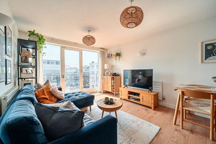 2 Bedroom Flat For Sale In Clephane Road, Islington, London, N1