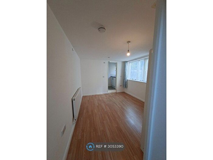Studio To Rent In Farley Hill, Luton, LU1