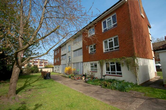 3 Bedroom Flat To Rent In Kemsing Close, Bromley, BR2