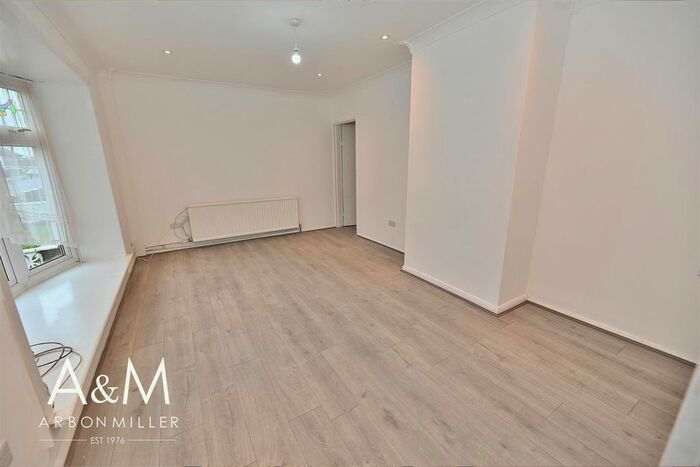 4 Bedroom Semi-Detached House To Rent In Knights Way, Ilford, IG6