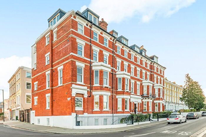 3 Bedroom Flat For Sale In Park House, Richmond Hill, TW10