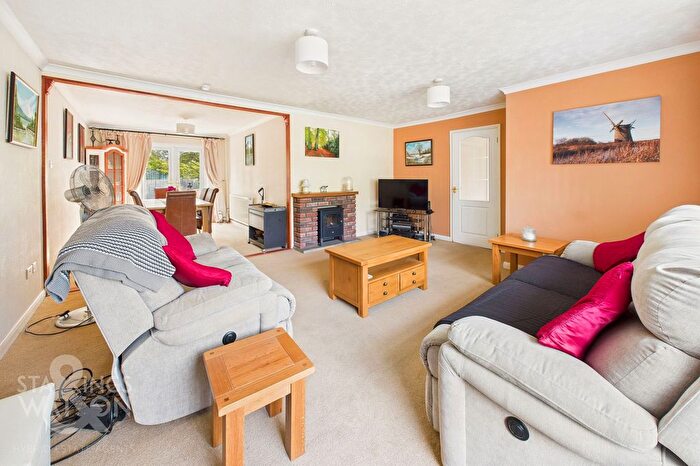 2 Bedroom Detached Bungalow For Sale In Park Close, Thurton, Norwich, NR14