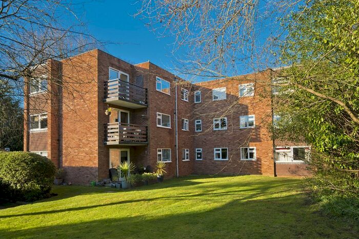 2 Bedroom Flat To Rent In Abbotswood, Oatlands Chase, KT13