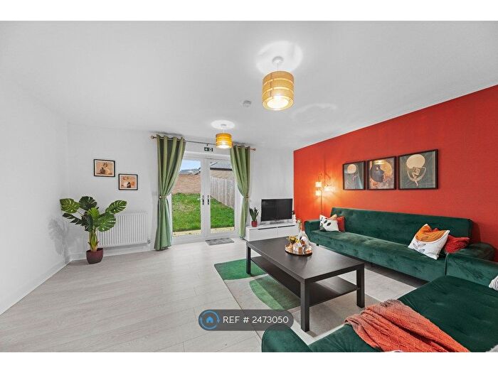 4 Bedroom Semi-Detached House To Rent In Tulip Grove, Leeds, LS14