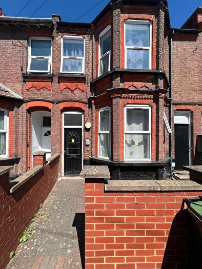 6 Bedroom Terraced House For Sale In Stockwood Crescent, Luton, LU1